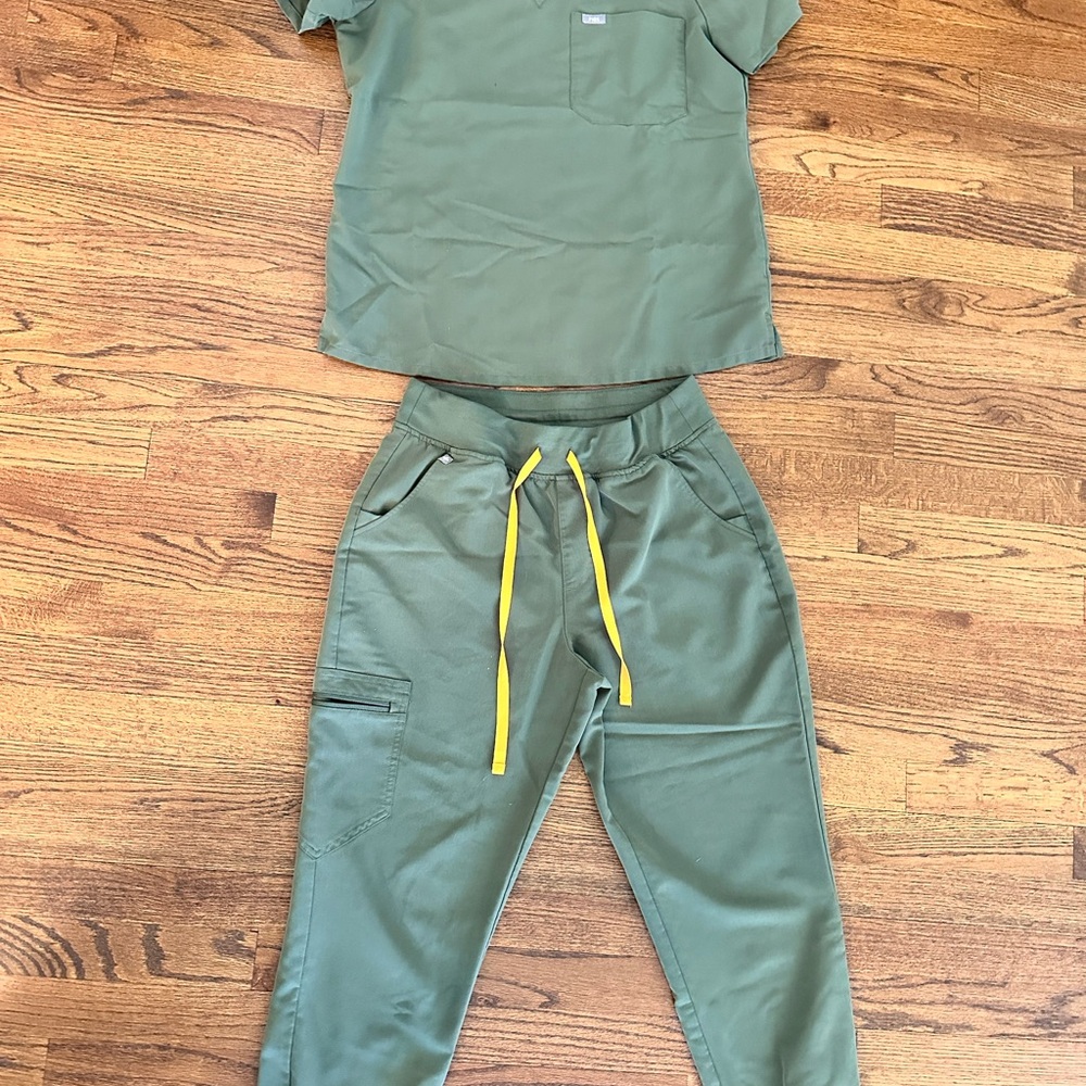 Green Two-Piece Set with Yellow Drawstrings